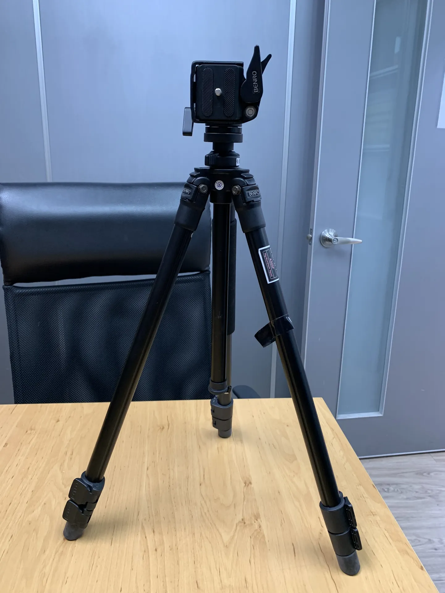 相機三腳架 (Camera Tripod)