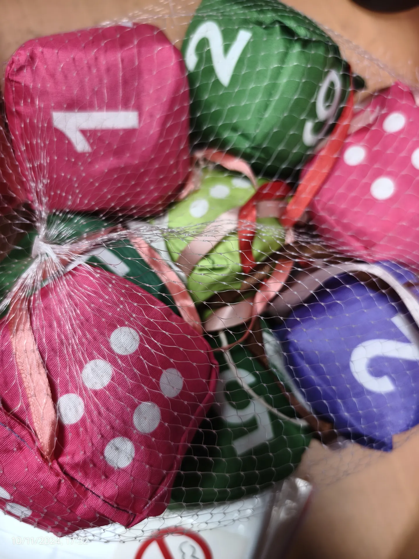 小玩具 (Small dice and game items)